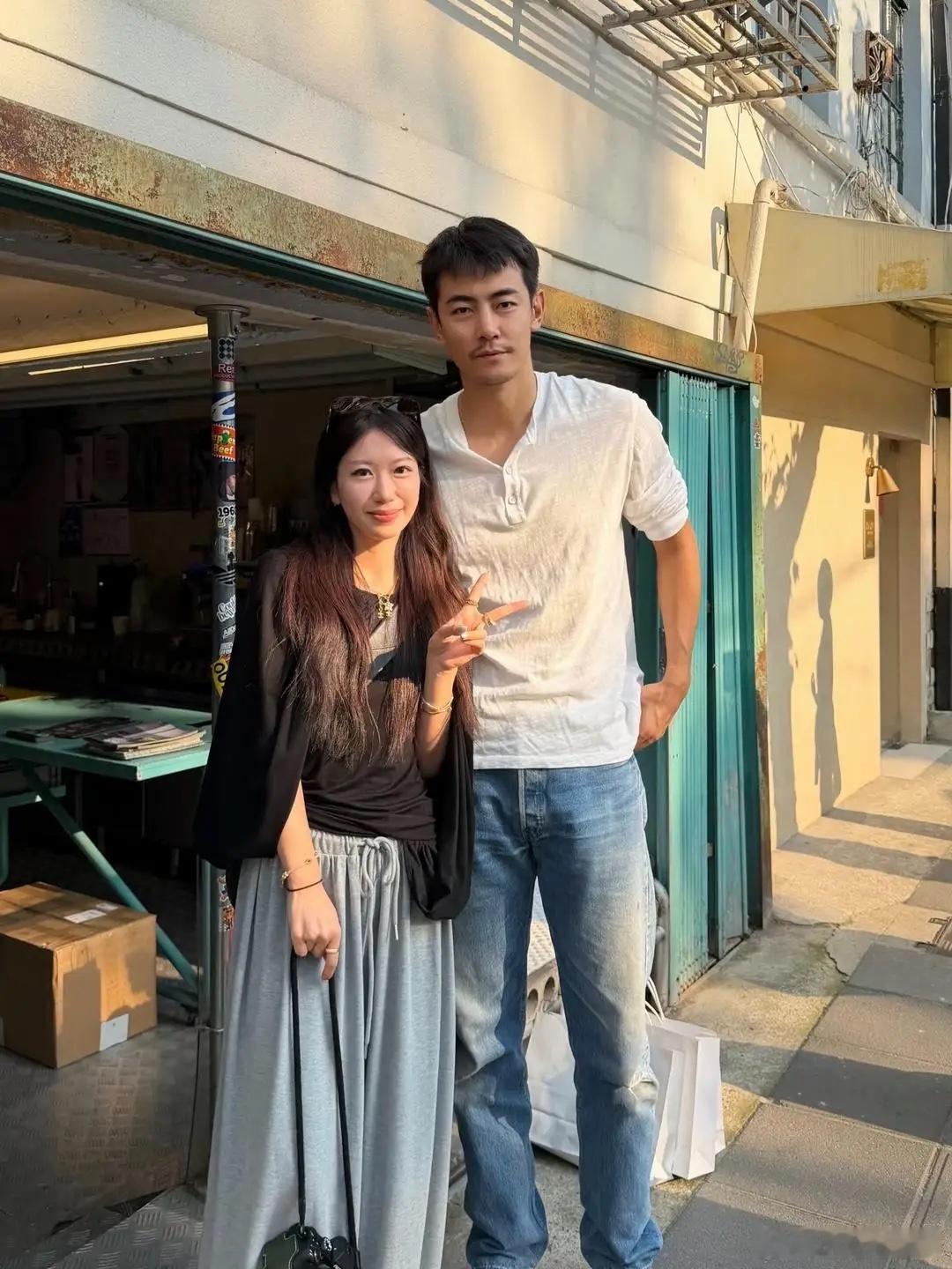 33岁艺人纪凌尘在上海延平路一家咖啡店被偶遇，他现实中真人很帅气，身材又高又健壮