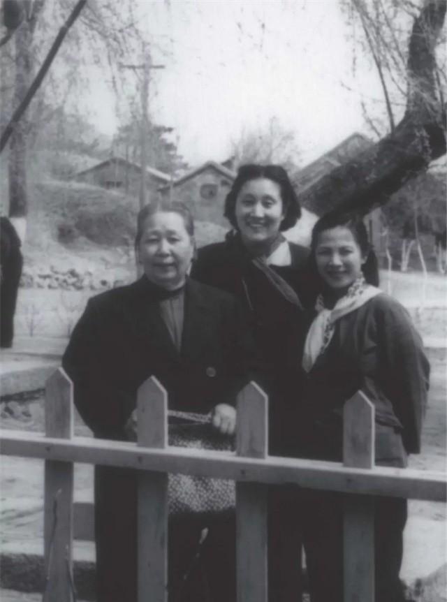 1924年，老师在课堂上打了8岁的张学思十手板，张学思哇哇大哭:“我爸是张作霖！