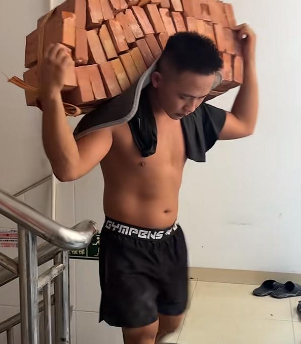 “拖鞋战神！”8月10日，阿兴也顶不住了，深圳扛楼一直到凌晨两点，才赚了1000