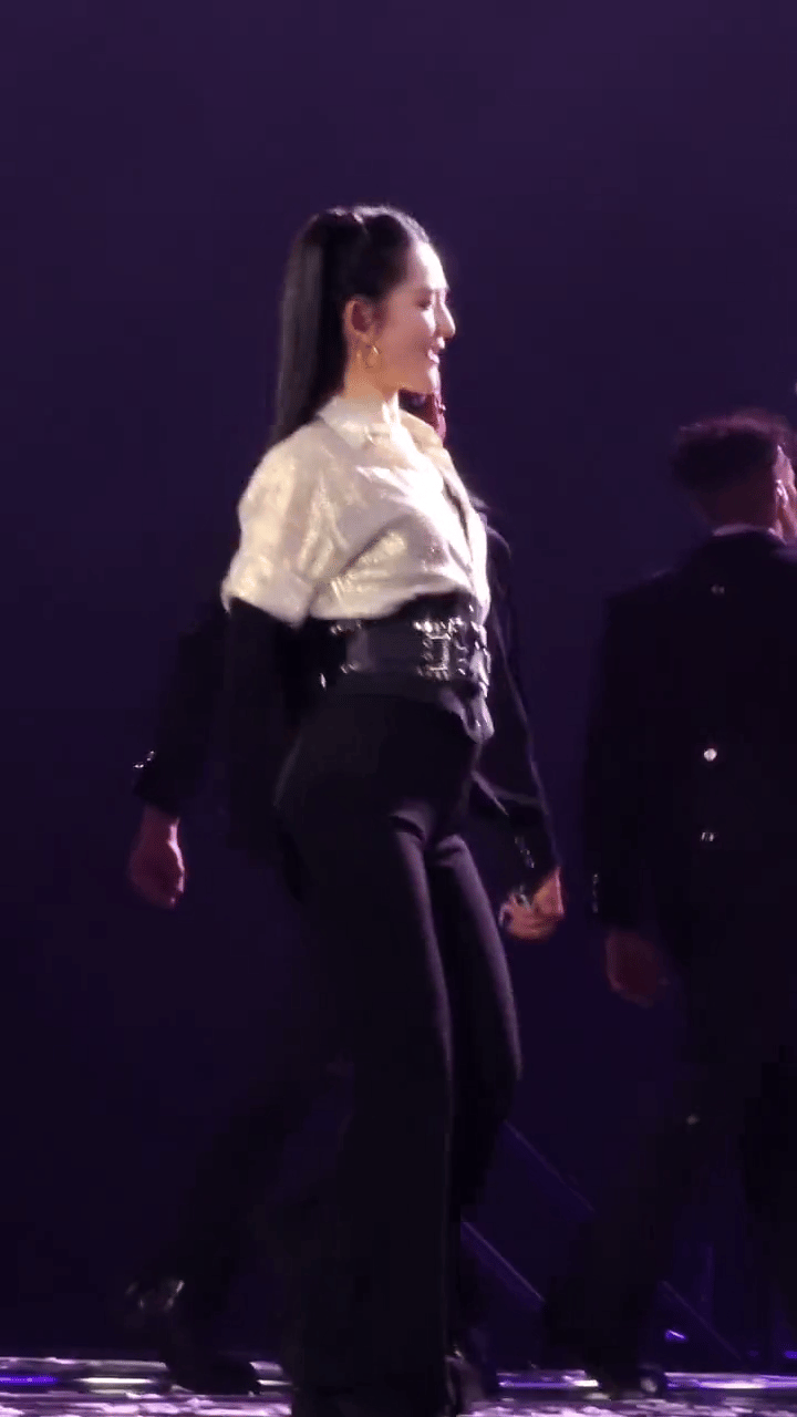 我是真的很讨厌女明星装嫩谢娜就算年轻的时候也撑不起这个双马尾长得本来就是偏成