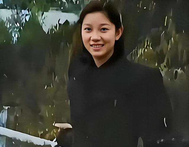 毛岸英遗孀刘思齐有多美?19岁少女时期的留影,清纯可人活泼灵动