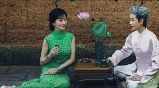 叶童那站姿，真的谁懂啊！她接受了自然白去的头发，可身姿却依然挺拔，好帅啊！​​