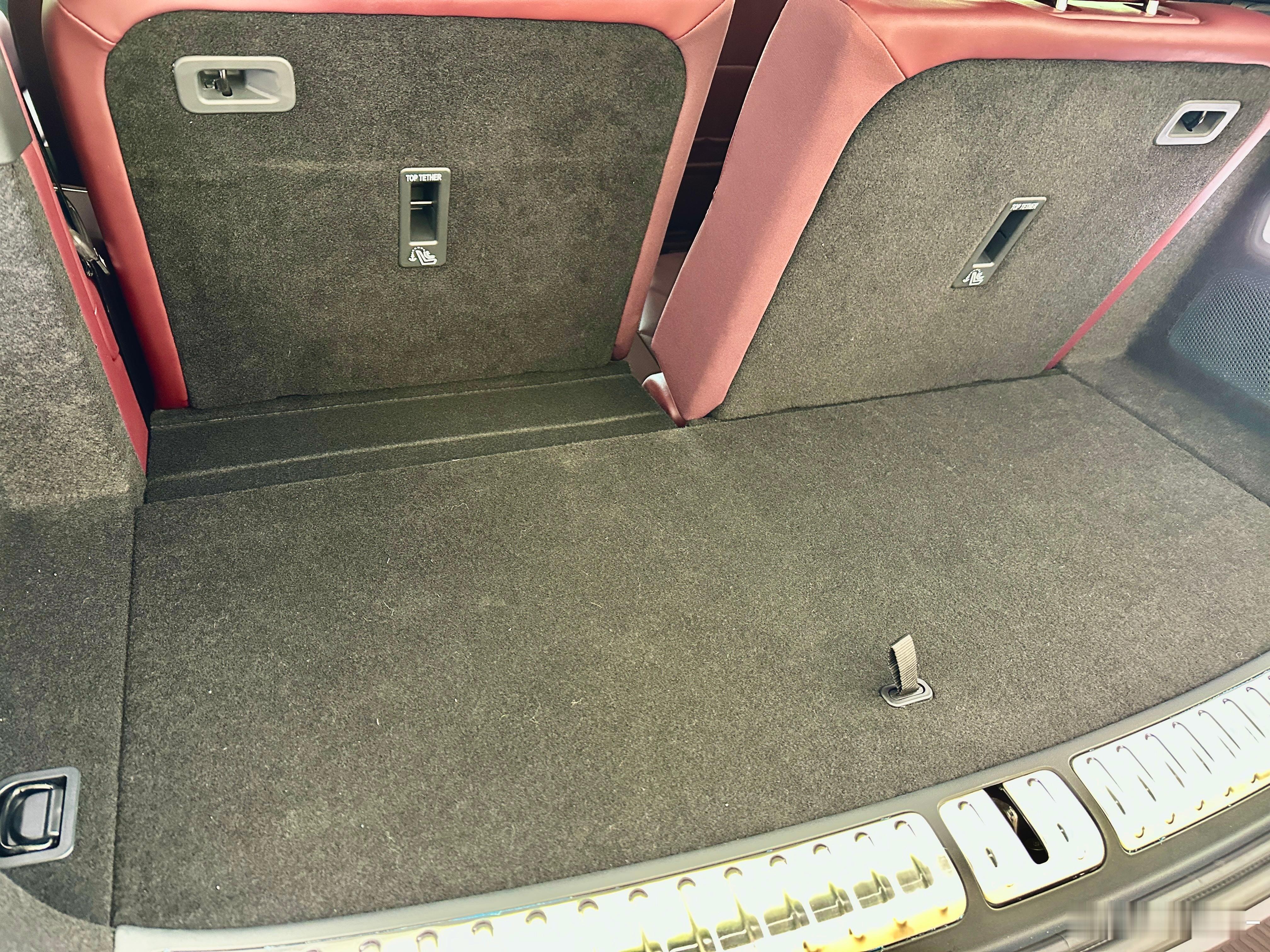 6座车多数当4座车用，第三排座椅就是第二排乘客的储物间，各种杂物随手丢在第三排非