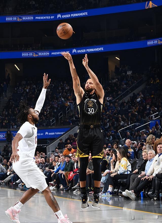 库里，场均投进4.5三分，命中率38.6%米切尔，场均投进3.9三分，命中率3