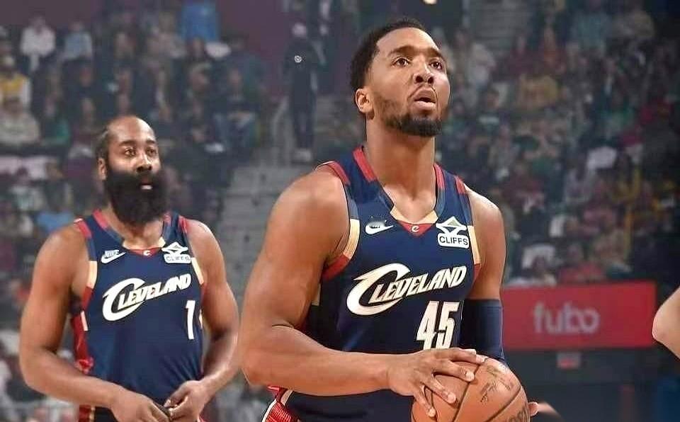 骑士刚赢了猛龙第二场，结果赛后一看复盘，人直接麻了。第一件怪事，哈登...