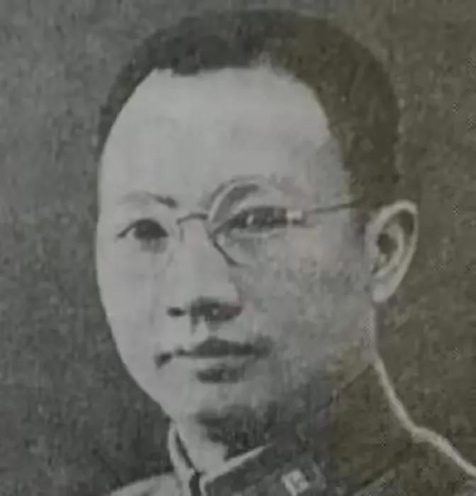 1949年，国民党军长刘伯龙乘车赴云南，在路上，有一辆军用卡车因抛锚停在路中央修