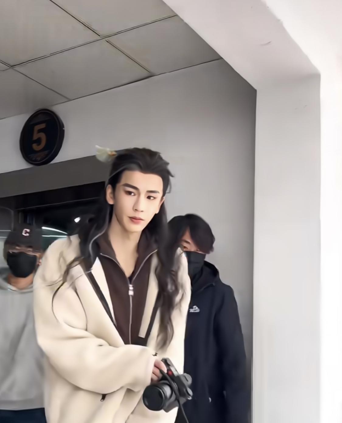 张凌赫现在的阿贝贝是他手上拿的相机，走到哪里都带着他。学习摄影是不是能让自己