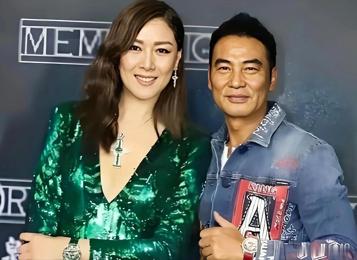 任达华当年铁了心丁克，和琦琦潇洒满世界飞，结果2006年琦琦意外怀孕，他当场怂了