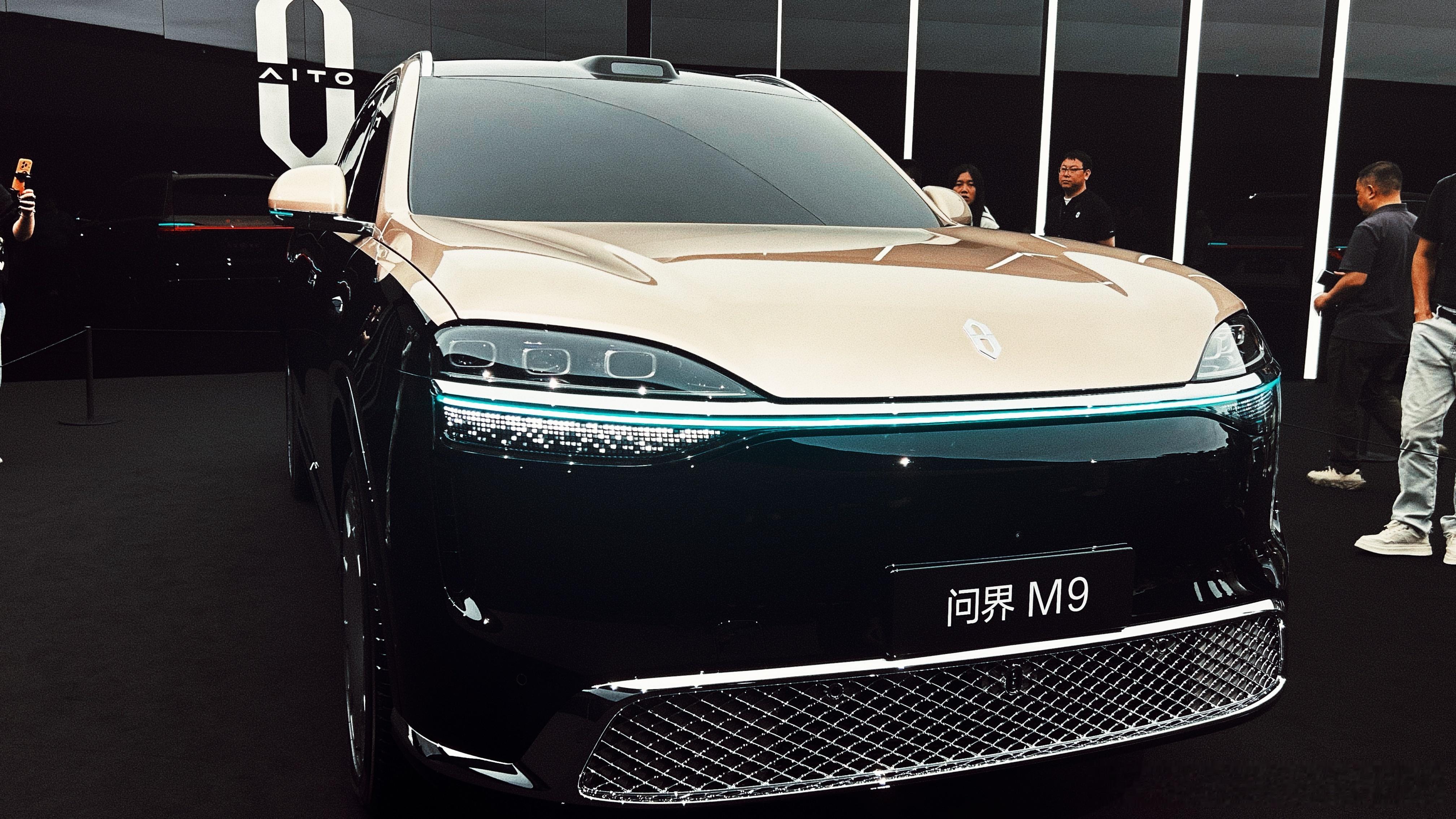 问界M9Ultimate的霸气气场，你一到现场就扑面而来。