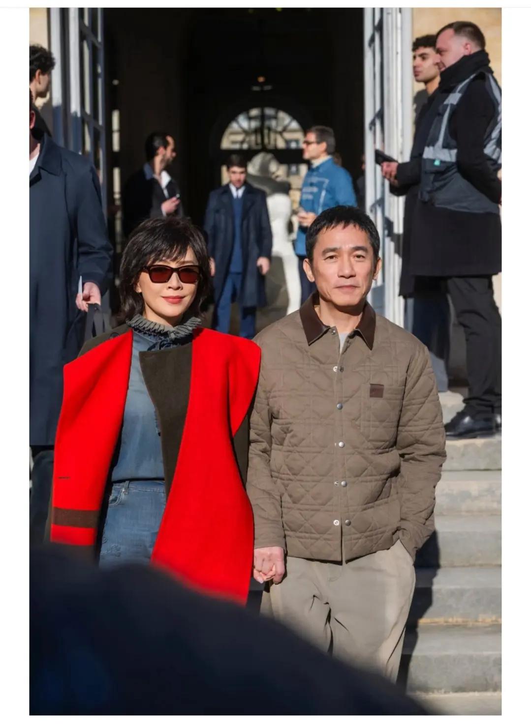 刘嘉玲，这么紧的攥住梁朝伟的她的手干啥？是怕他紧张吗？