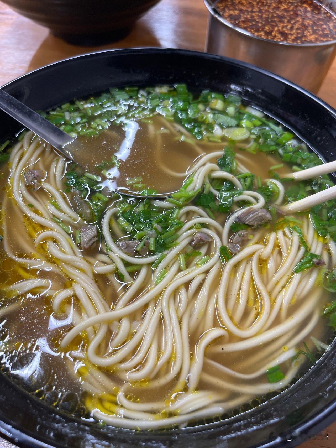 饭店是倒闭机率最高的生意，我眼看着附近饭店开业倒闭，开业倒闭。就一家火遍全