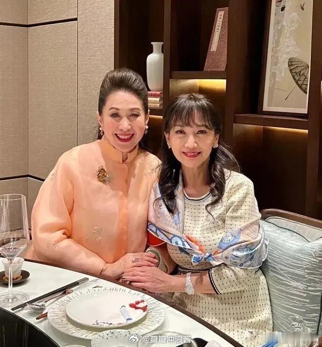 赵雅芝与富婆聚会，晒照未修图。网友纷纷感叹，她确实呈现出70岁老奶奶的状态了。