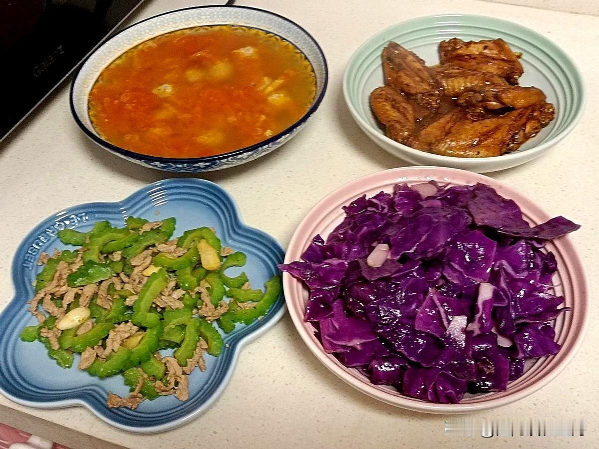 我今天开的菜单，又得到了先生一个大大的点赞。都是蔬菜，没有荤菜。我回了一个信