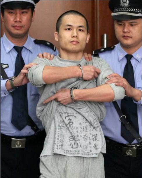 2013年，李才坤被判死刑时，他手上还戴着手铐，面对媒体记者，使劲掀起外层囚衣，