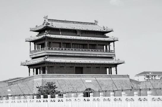 48年前一声巨响，永定门城楼轰然倒塌，2005年它又重新矗立在那里，成为北京中轴