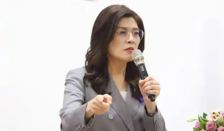 黄国昌直指徐欣莹言而无信之后，郑丽文连出两招力挽狂澜，维护了蓝白合作的氛围！首先