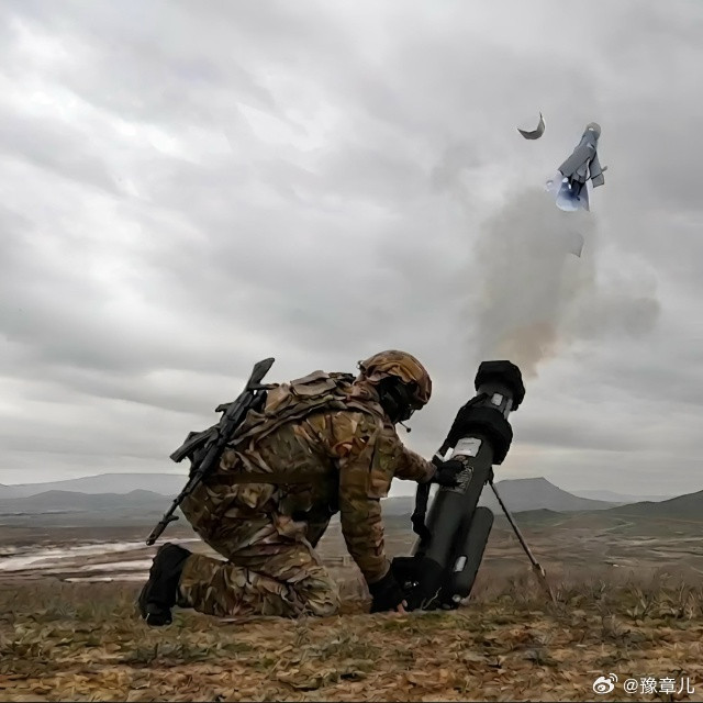 阿塞拜疆国防部特种部队XTQ的战士配备了Hero-120自杀式无人机。Hero-