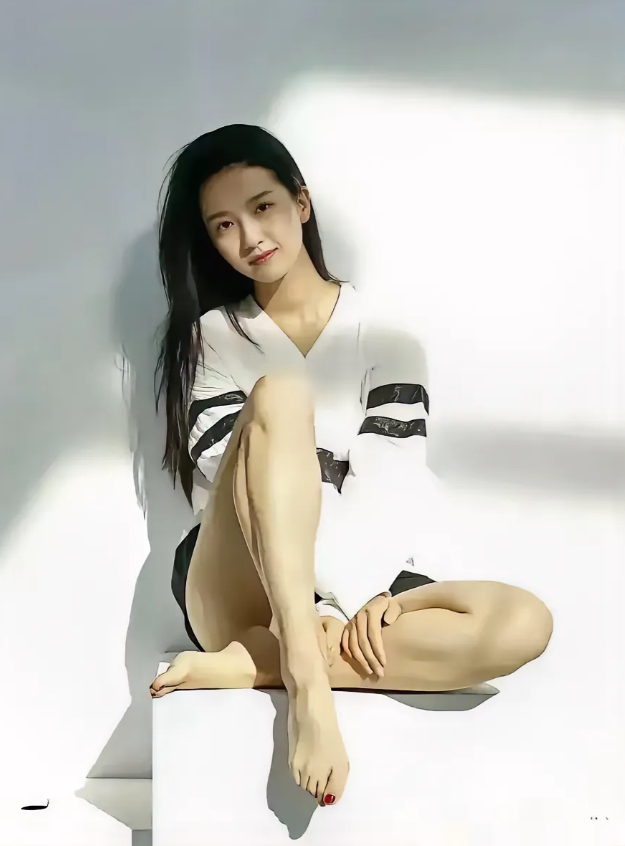 许龄月，170cm，这表情好迷人，就是这脚有点影响颜值，脚型太宽了，你们看看是不