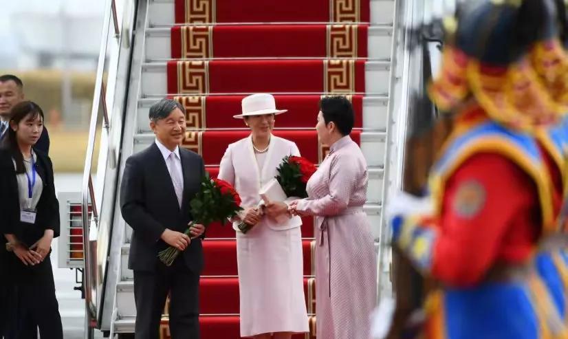 日本天皇德仁夫妇7月6日跑到蒙古国搞“友谊之旅”，专程给二战日本战俘献花，还特意