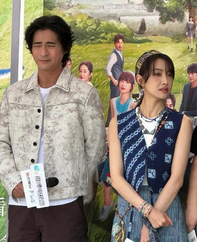 所以说宋茜是怎么做到的，感觉旁边的周渝民眼睛都快睁不开了