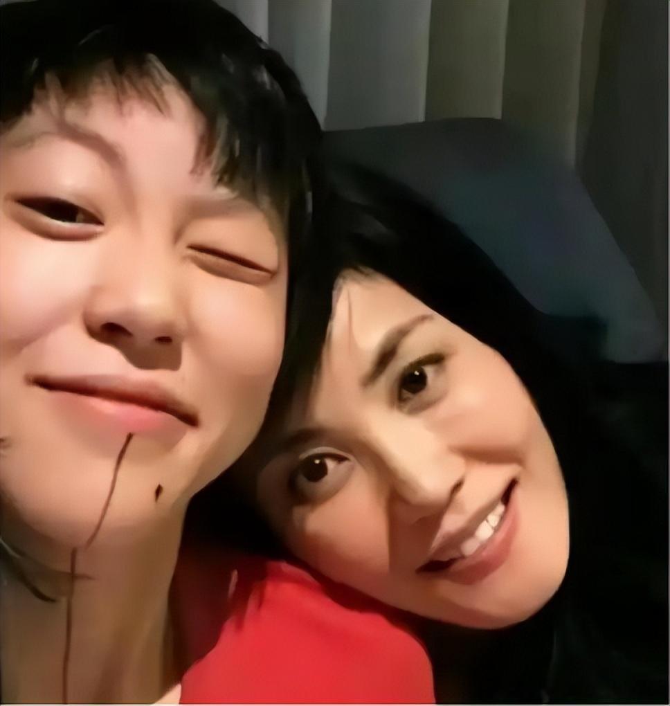 窦靖童是唯一让我觉得生育是一件美好的事的人。窦唯的范儿，王菲的声音。唱着他们的定