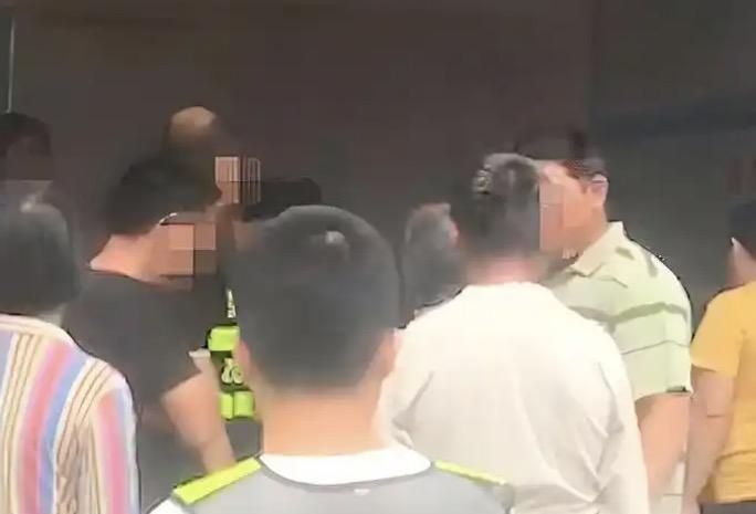 家里的老人还没去世呢，镇里就上门聊火化的事，家属情绪激动发视频怒斥，而工作人员解