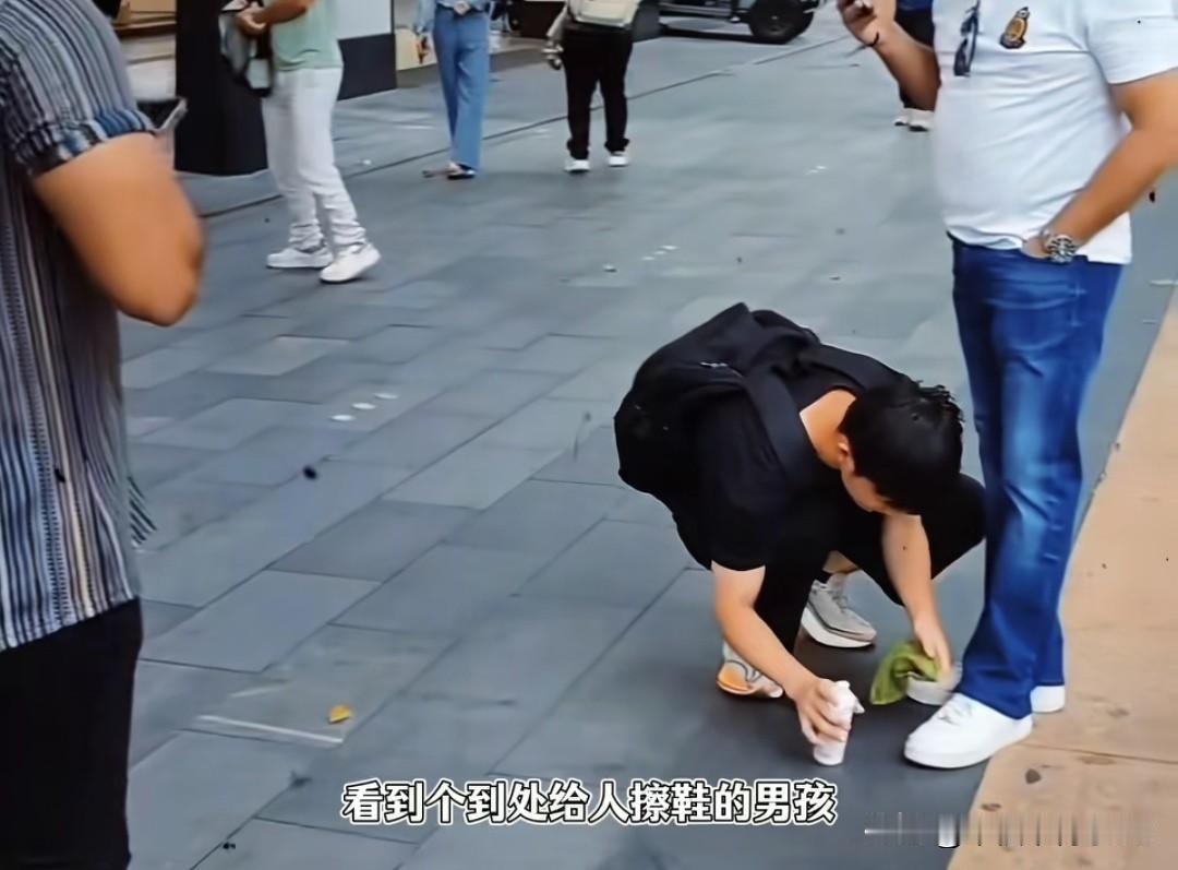自幼父母双亡沦为孤儿，亲戚纷纷躲开，姑父姑姑倾尽半生把他养大济南街头，博主