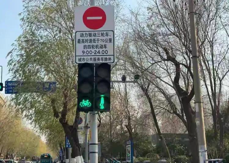 动真格儿的了！山东济南，市民发现景区附近的花车不见了，在大明湖和趵突泉周边的多个