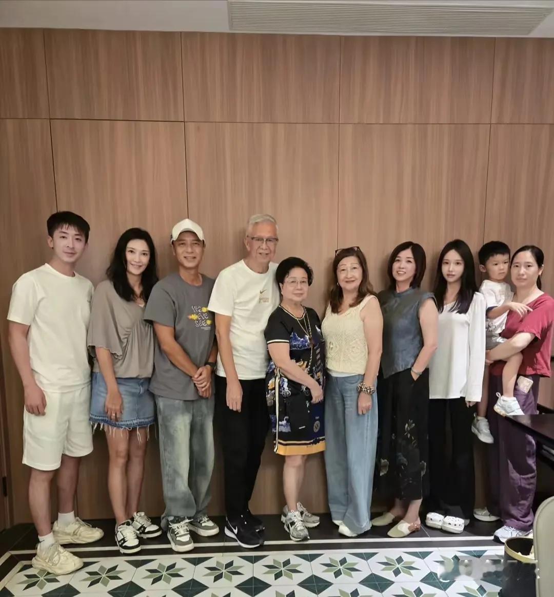 近日，李克勤携家人到厦门旅游，温馨画面令人动容。51岁的卢淑仪身姿依旧苗条，岁月