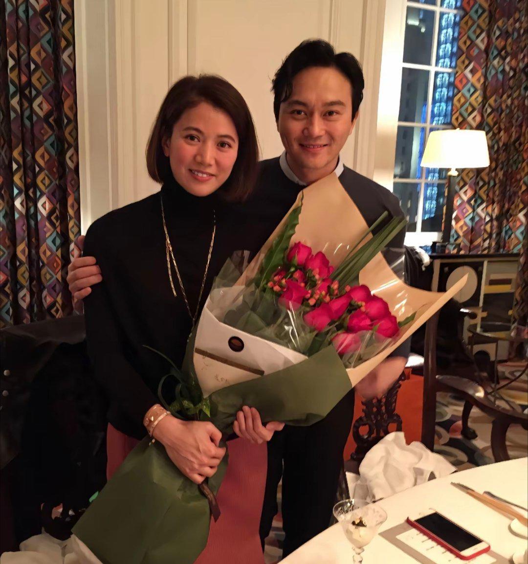 袁咏仪：哎，最近我都不太逛包店了，倒追起剧来没完，一集接一集停不下。张智霖：