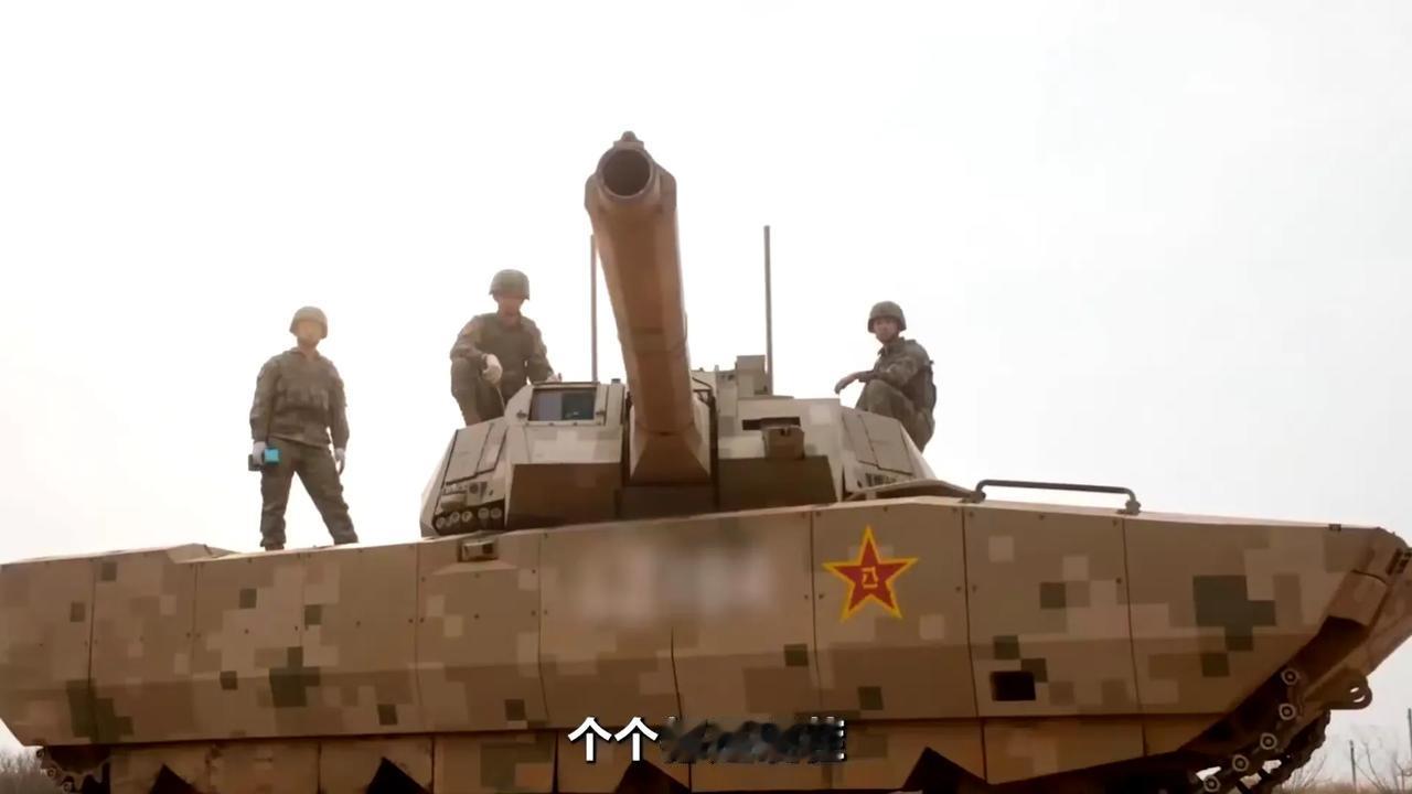 100式坦克新照，这就不是阅兵时期的状态了，而是野战测试状态，三人乘员组确认无疑