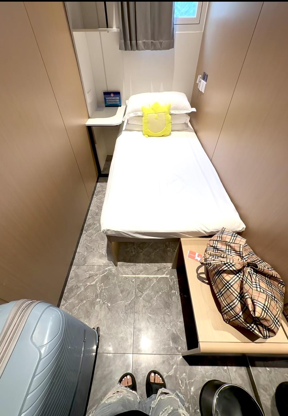 北京住宿就连小宾馆都是200起，而且他这是单人间，像那种6~8个人40出头。如果