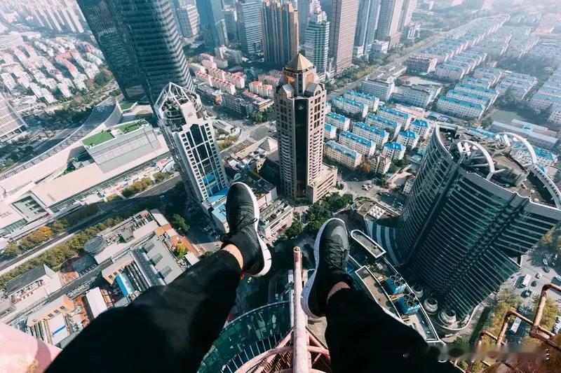 人类最有尊严的死亡方式是绝食。王朔说过，最好的死法是从高楼上跳下来，溅一地的血