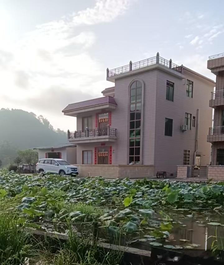 最近发现我们村里有一个以前做生意做的比较成功的人，今年回农村老家待了好长一段时间