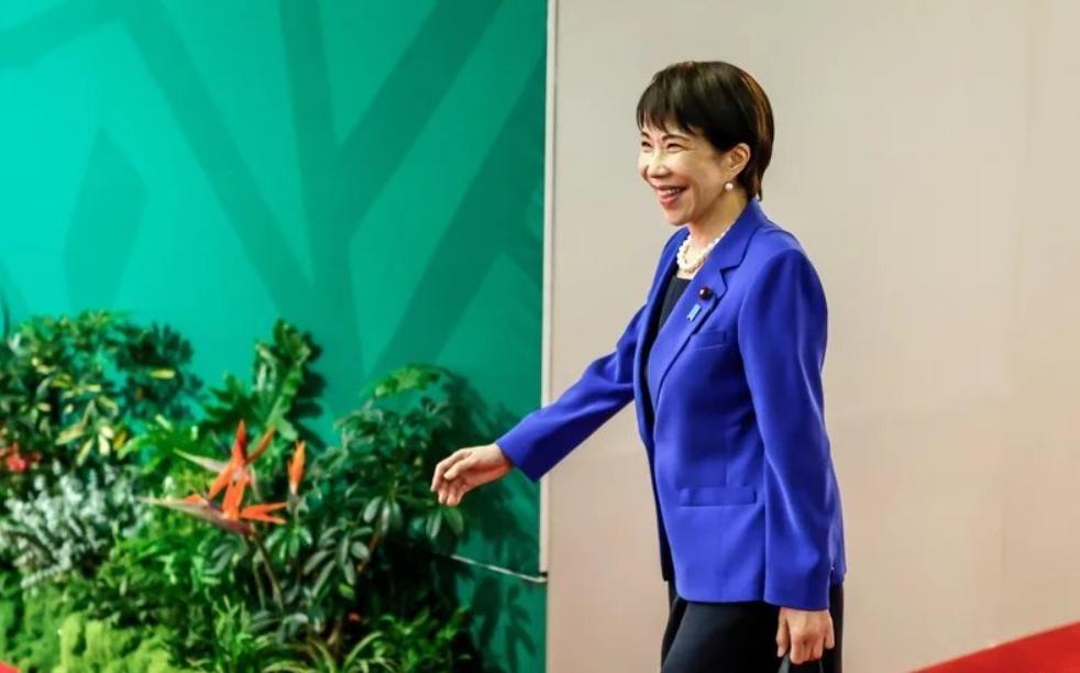 日本女首相是真的喜欢珍珠项链，连续换了两条珍珠项链，却没有戴出贵夫人应有的贵气！