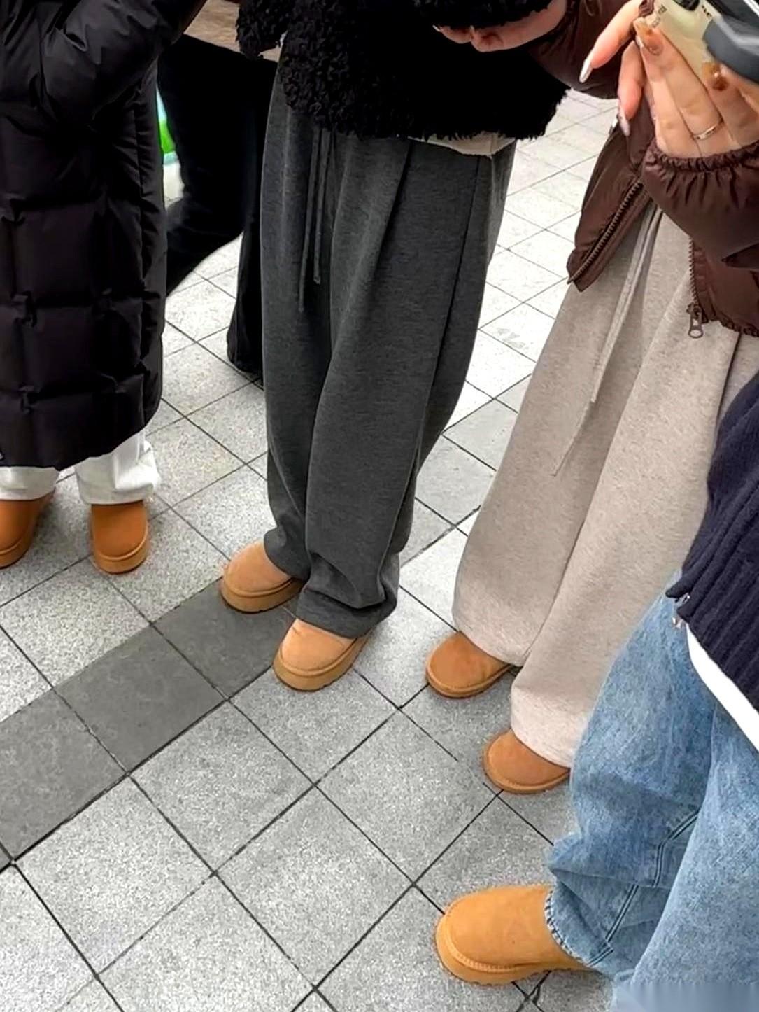 我今天出门，差点以为全国女同胞加入了什么统一组织。一件短款羽绒服或毛衣。一条