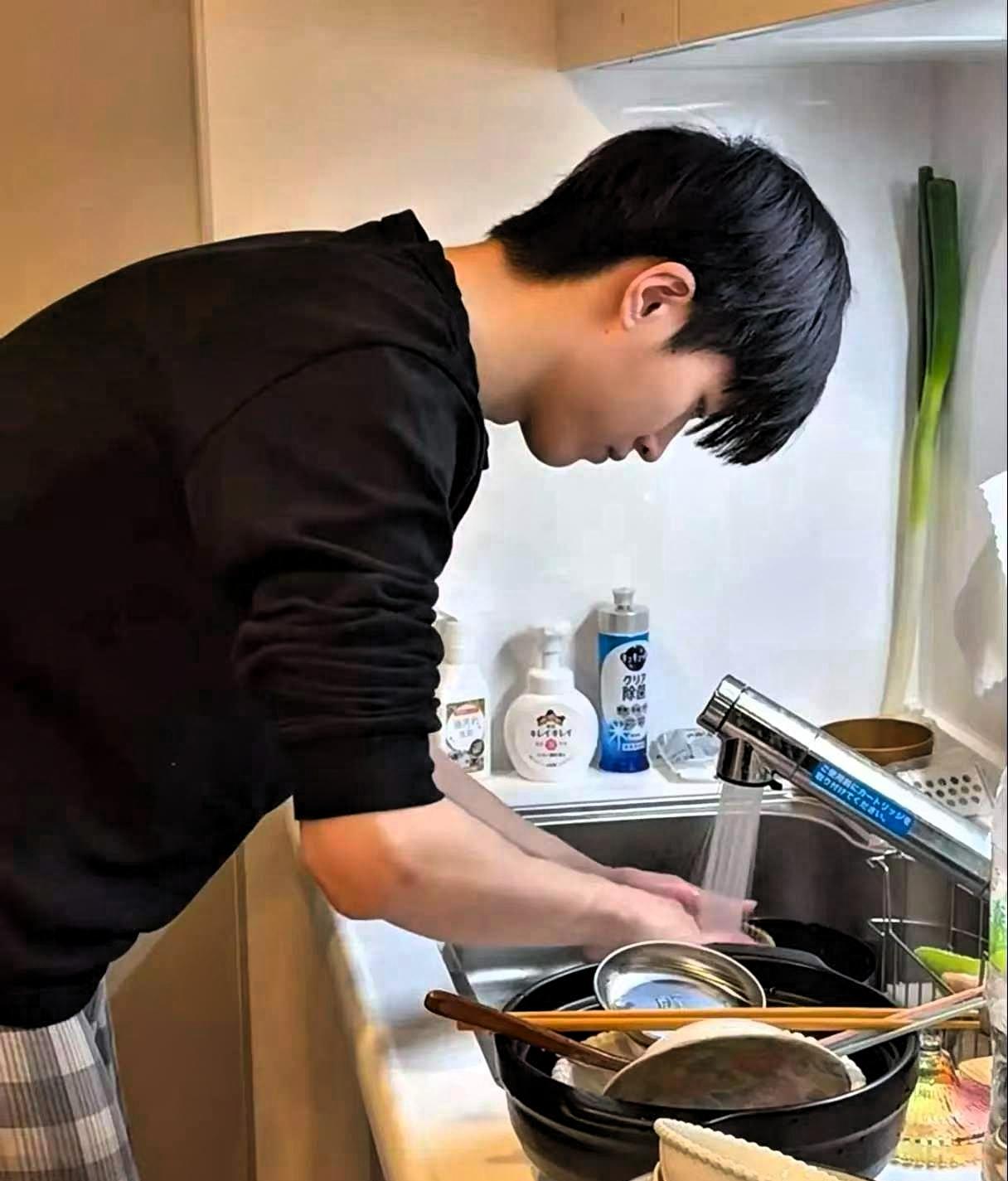 上海有个小伙，干脆不上班了。不是懒，家里六个老人退休，退休金凑一块儿一月快四万，