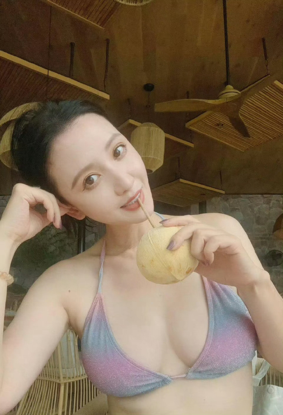 张萌泳装真的好肥啊​​​​
