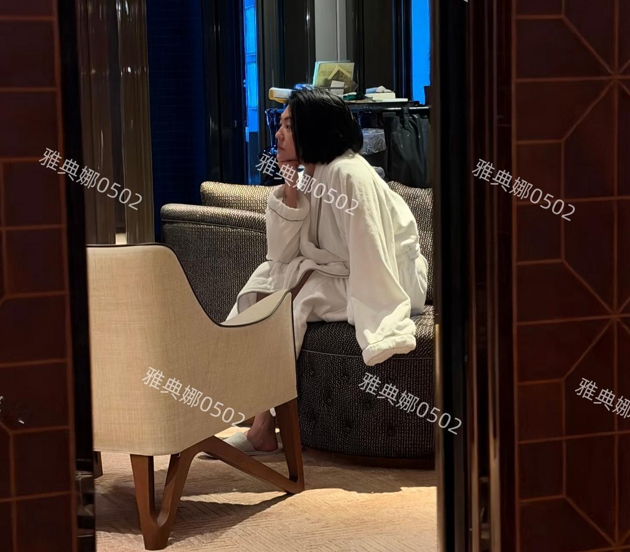 穿着浴袍坐在酒店房间沙发上的小S居然被拍了，姐姐大S去世后她的状态竟然越来越好了