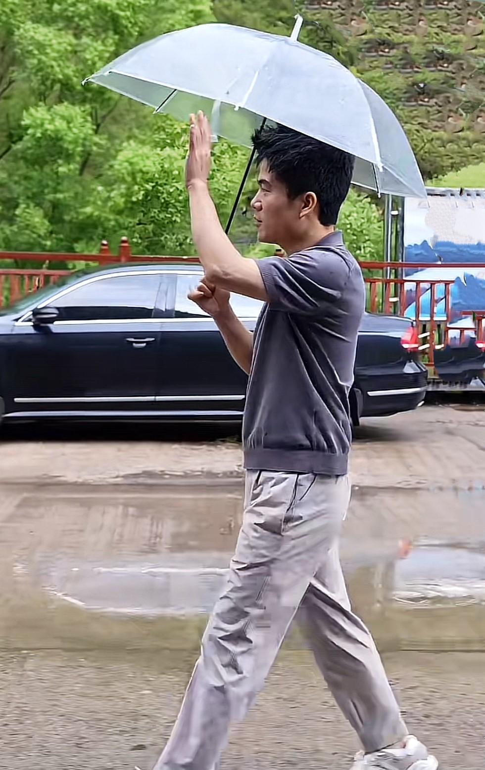 董董在直播间和一凡聊天，无意透露：不久后会去新疆。此举立即引发人们猜想：难道7