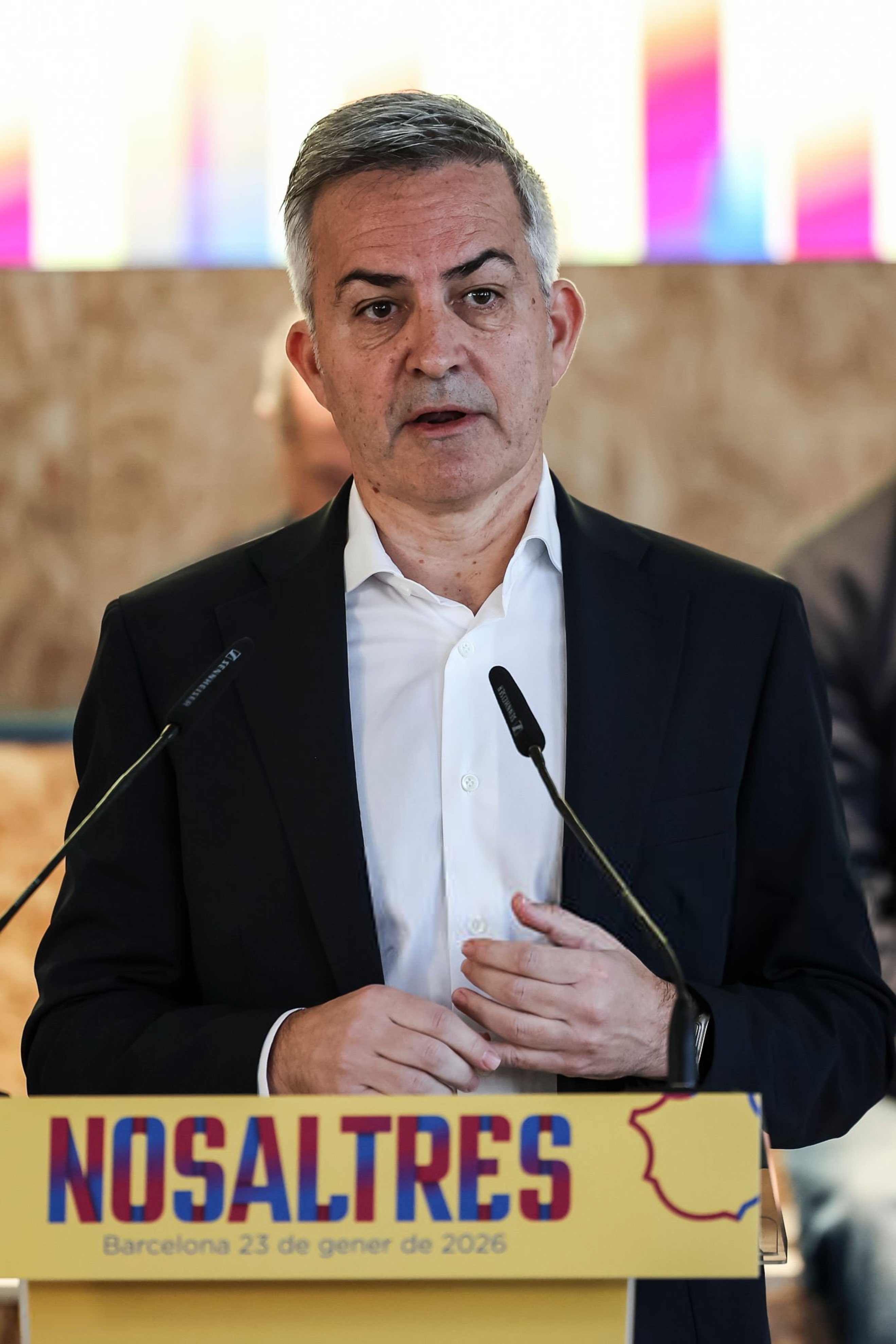 丰特（巴萨高层竞选人）：我没有他的电话号码，但我有他家人的电话号码。我们有一个