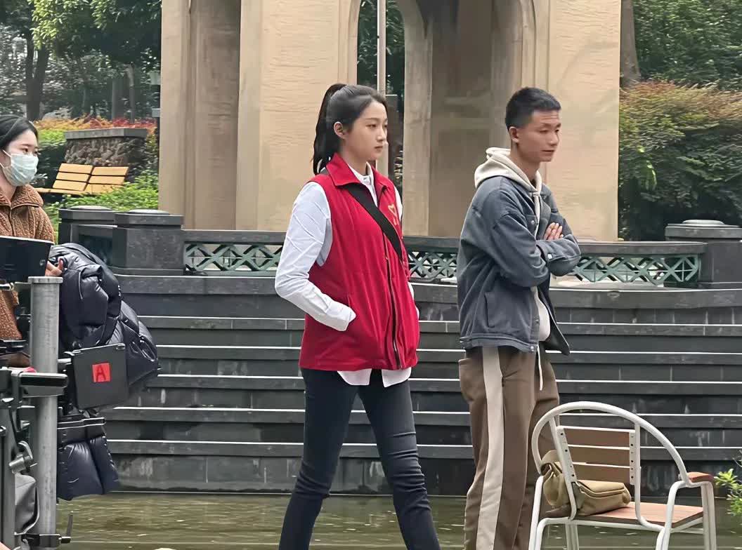 关晓彤那条裤子，换个人穿怕不是要直接封神“时尚灾难片”主角。也就她，愣是把这“谁