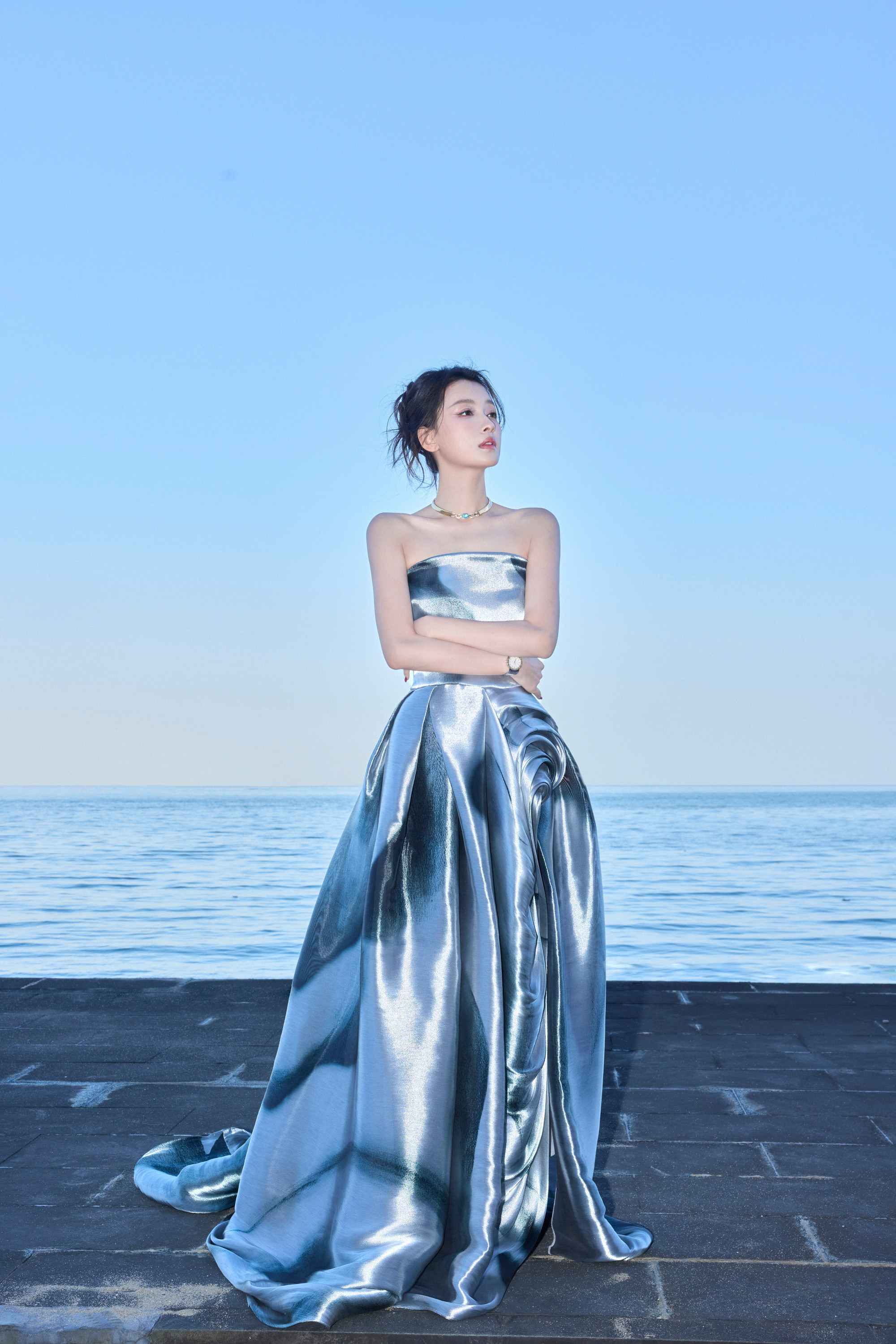 孙怡首届代言人影响力盛典优雅裙装，风姿入镜，灵韵流转，冷艳与柔媚碰撞。孙怡