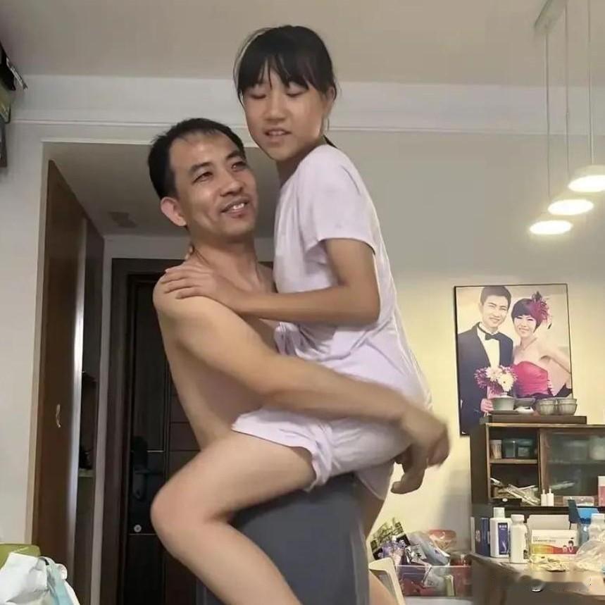 这张照片在网上疯传！父亲袒着上身，将身着睡衣的女儿拥在怀中。有人说这满是父