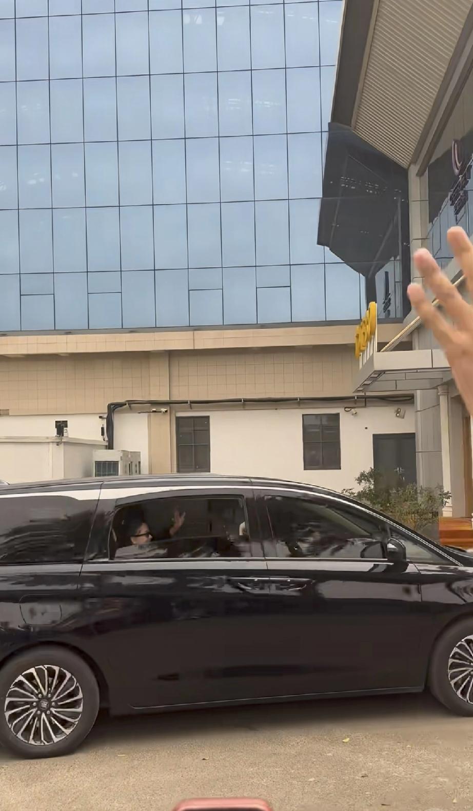 4月20日，周杰伦带着昆凌安全抵达南宁机场，准备回台湾省的台北了，网友更羡慕的是