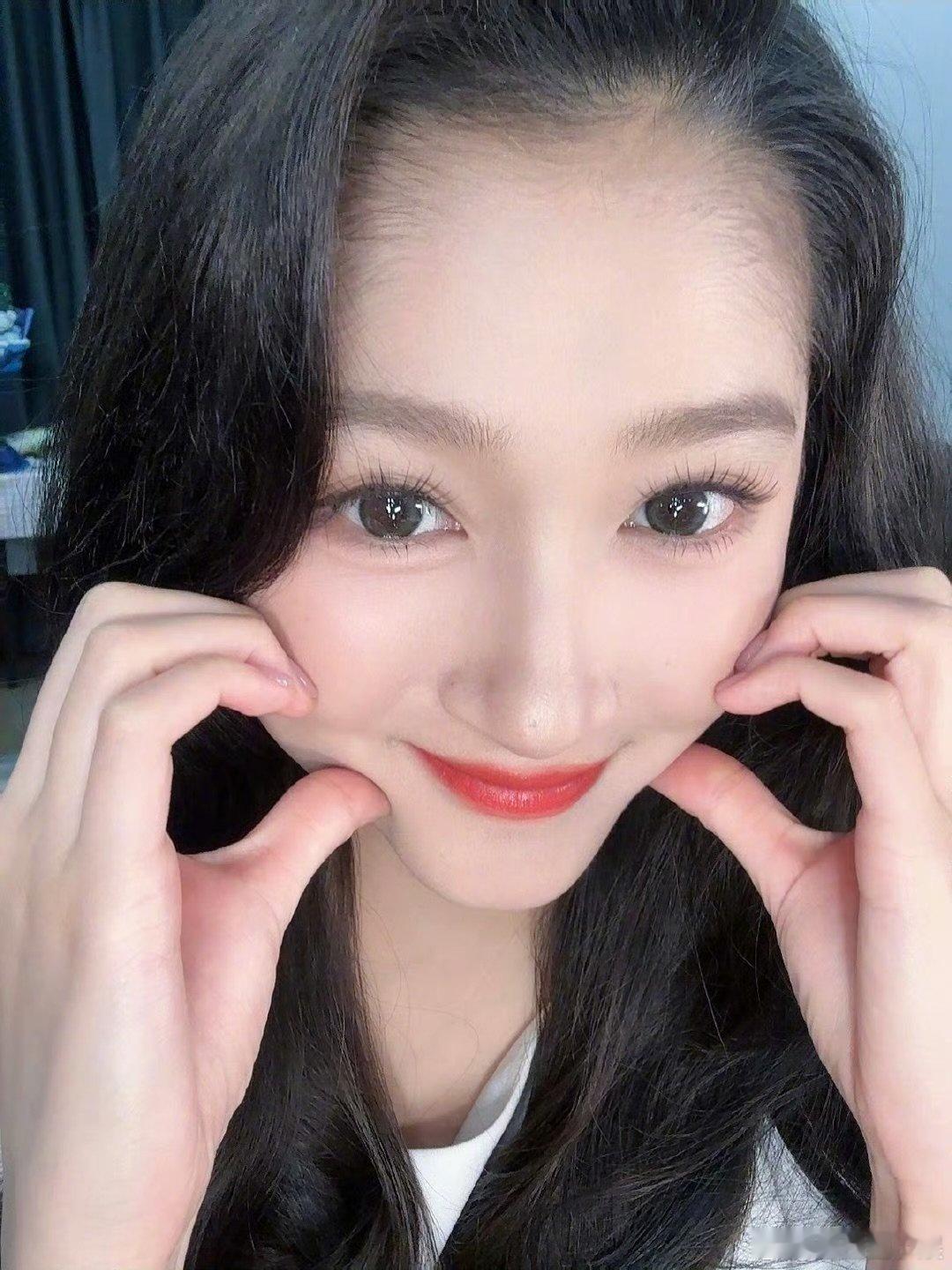 关晓彤晒新美甲live图关晓彤做了新美甲关晓彤新美甲live图流出，她各种手部