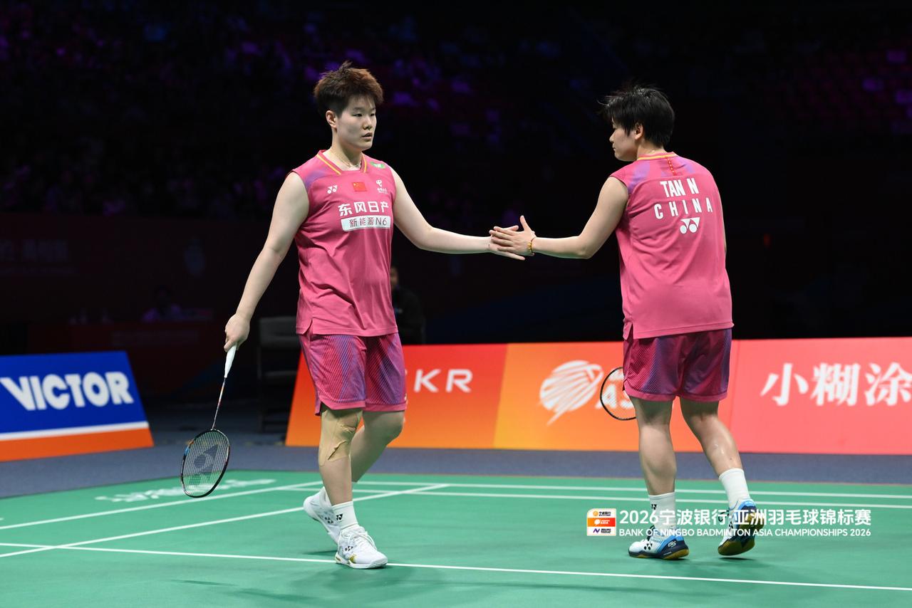 2026年亚洲羽毛球锦标赛女双半决赛，刘圣书/谭以21-10、21-12直落两局