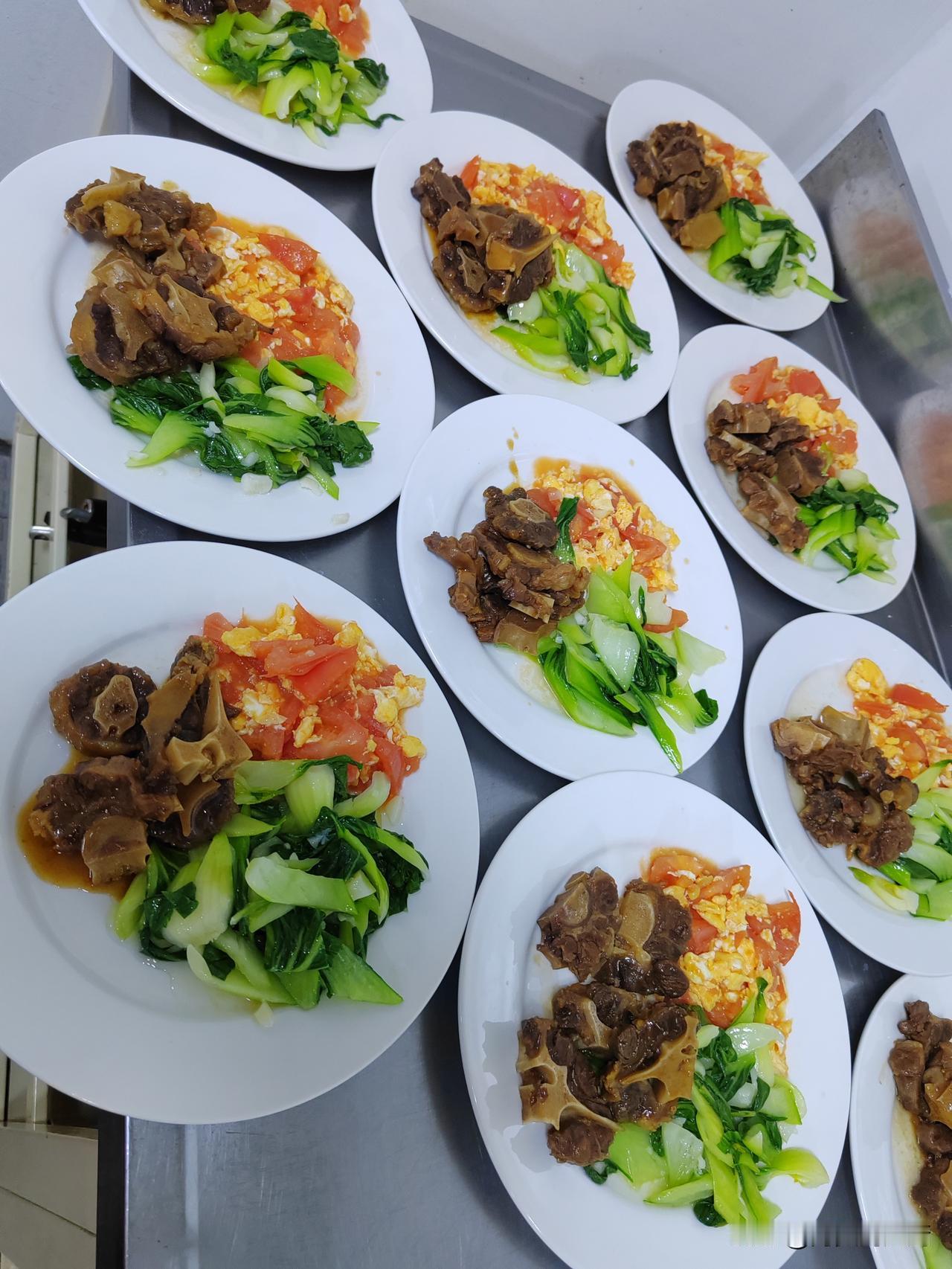 马上就到北海道了，天气是真冷啊，都开始下雪了。在日本上伙食的时候，我申请了高