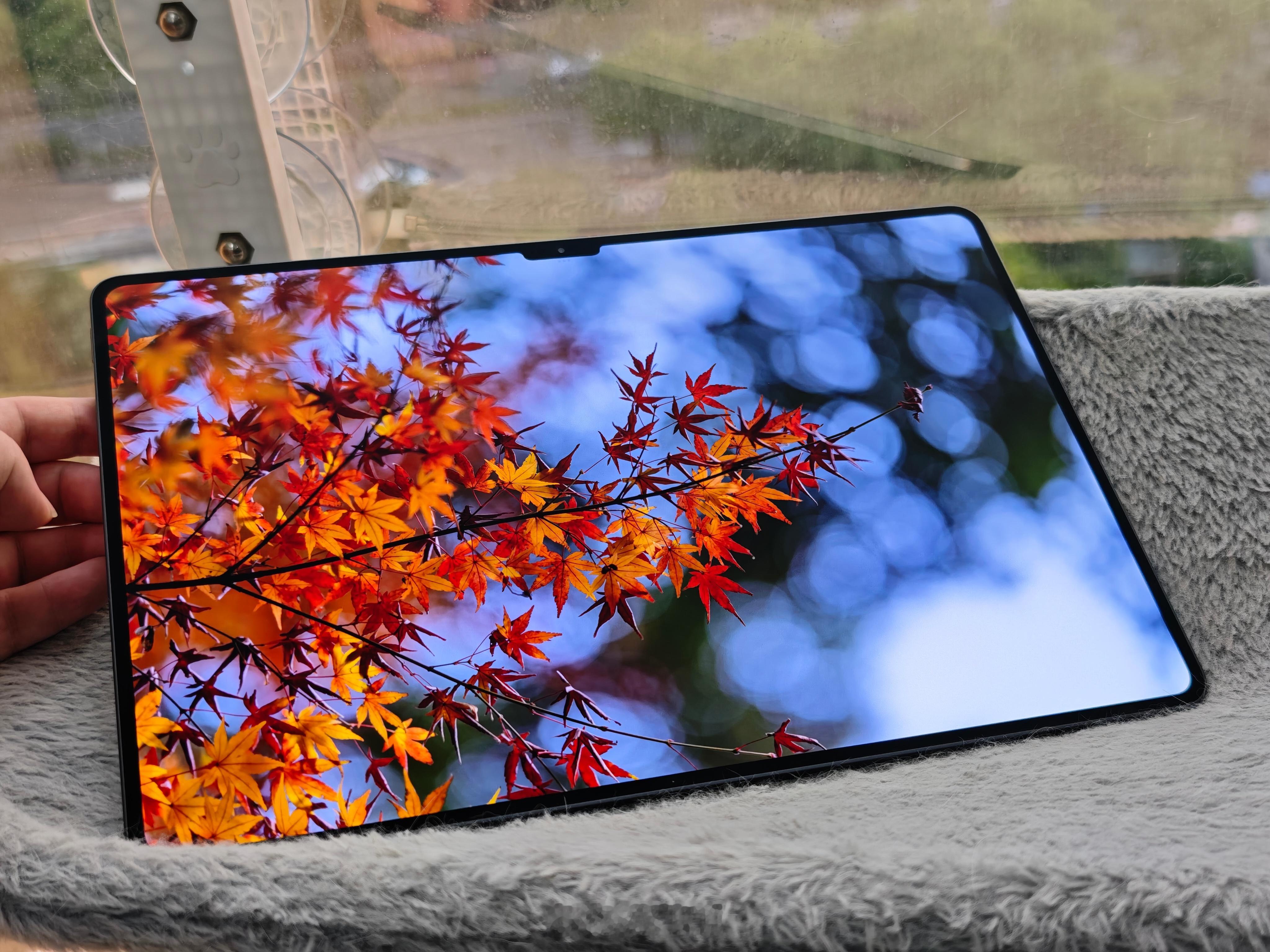 小米Pad7Ultra柔光版本效果做得还不错，有些角度看起来真的像纸一样[