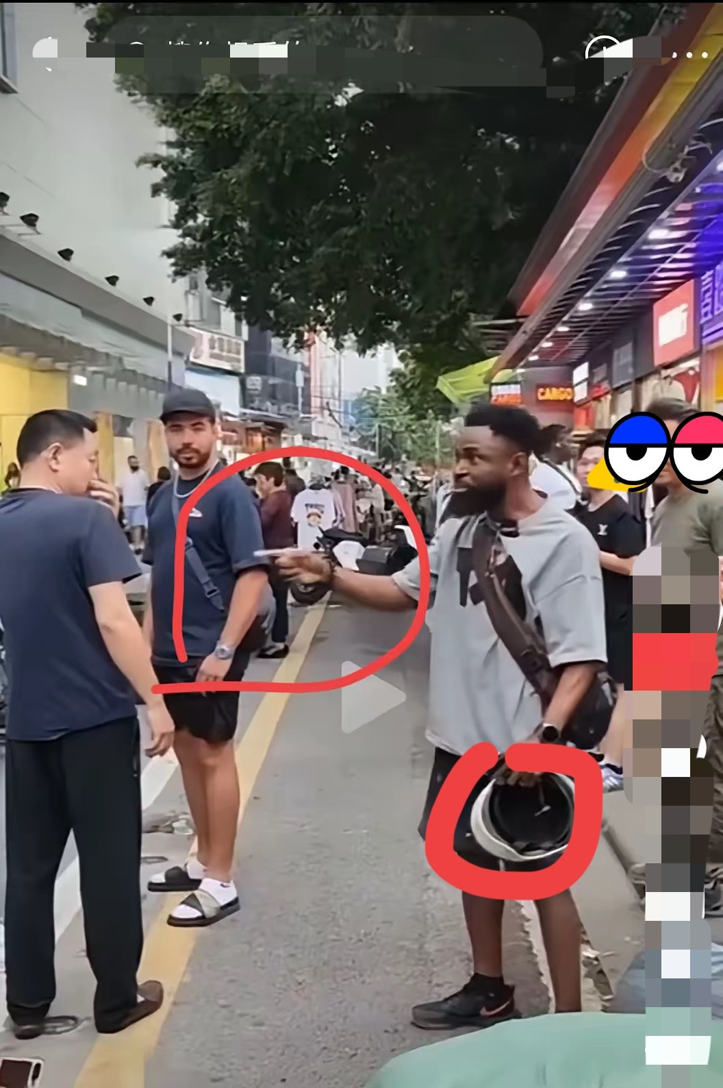 黑人街头欺负中国人，咱们怎么办？气炸了！昨天广州街头，一